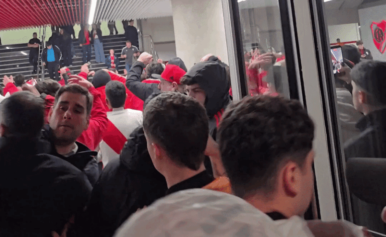 Torcida do River pede saída de Coudet e retorno de Ramón Díaz