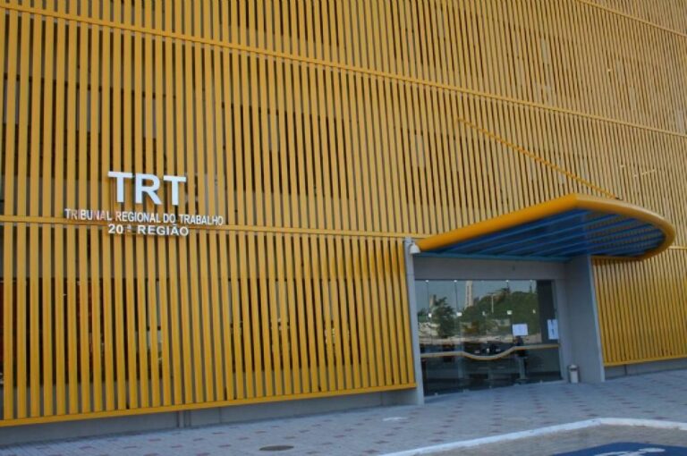 TRT-SE multa empresa por uso de precedentes falsos em recurso