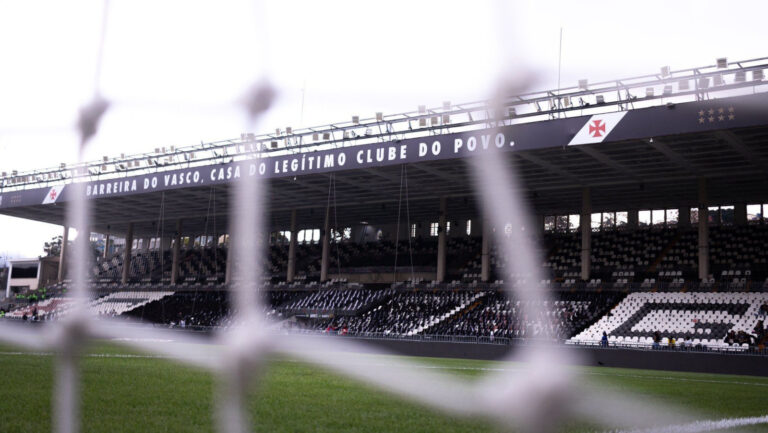 Vasco encara o Santos em duelo decisivo para escapar do Z4