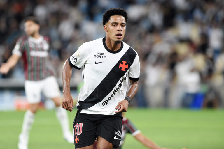 Vasco testa atacante argentino como centroavante após lesão de Brenner