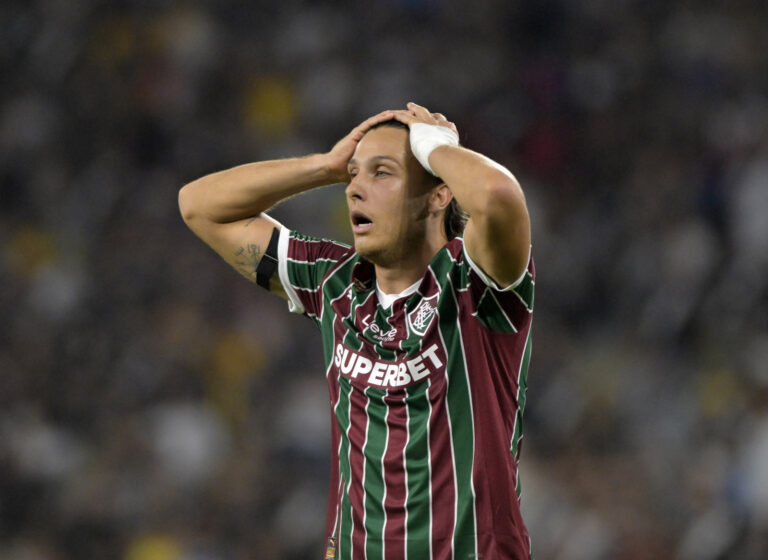 Vasco vira no Maracanã e elimina Fluminense nas oitavas