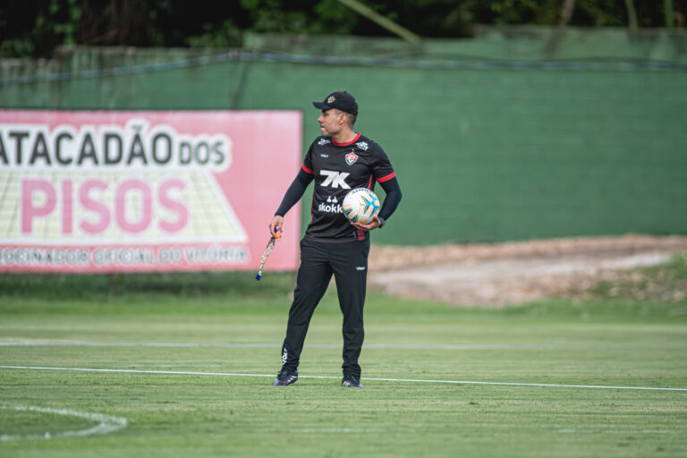 Vitória terá zaga inédita contra o Flamengo com desfalques de Cacá e Luan Cândido