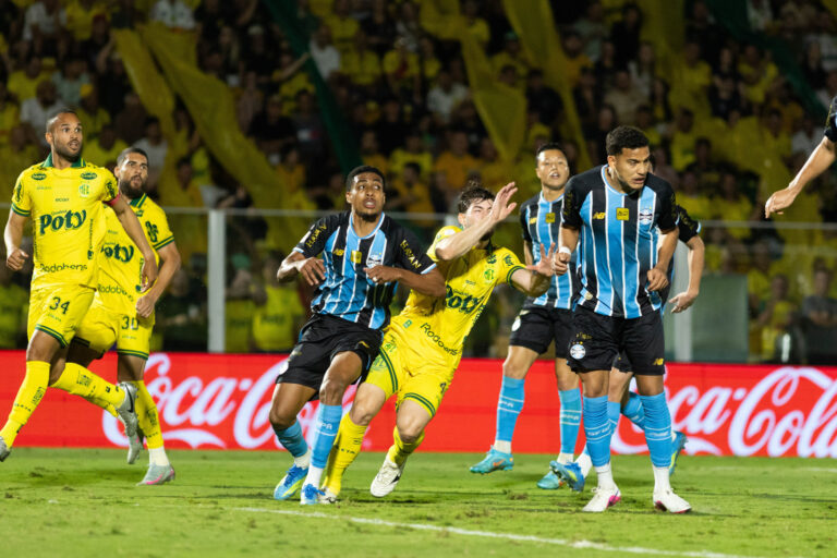 Wallace estreia e se firma como opção na zaga esquerda do Grêmio