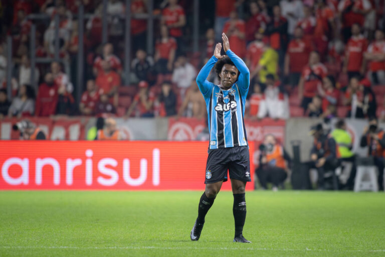 Willian encerra passagem pelo Grêmio e anuncia saída