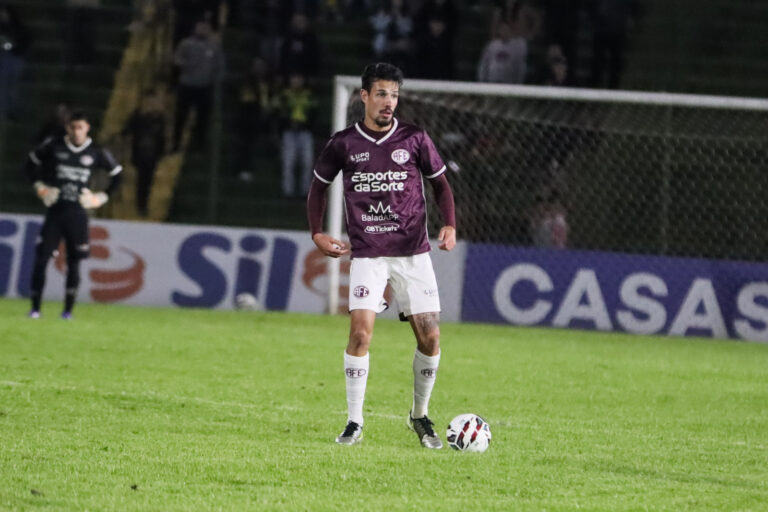 Zé Vitor garante defesa preparada para encarar o Confiança
