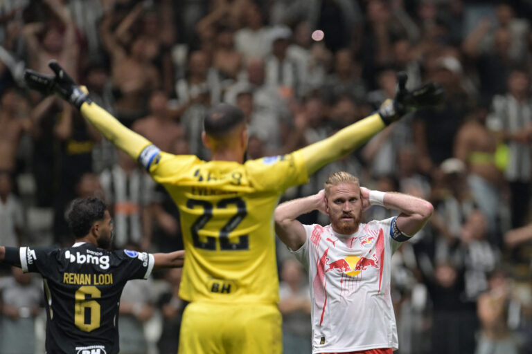 Atlético-MG chega mais sólido e parte para as quartas contra o Santos