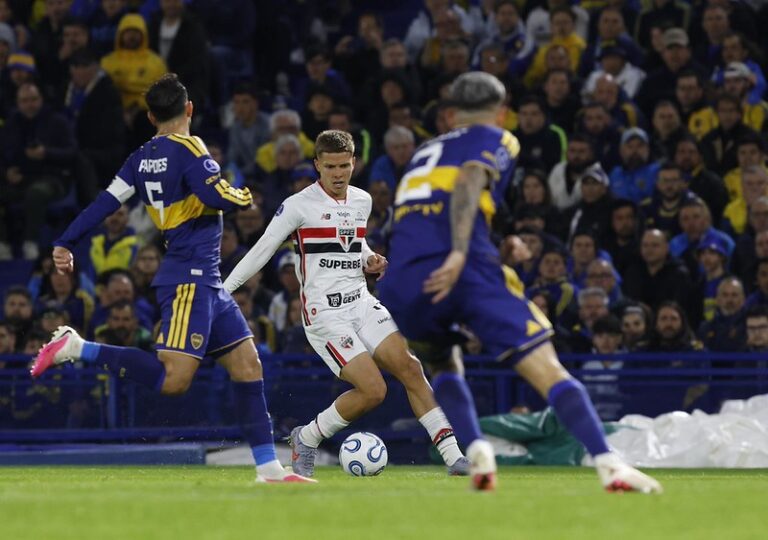 Boca derruba São Paulo na Bombonera e complica vaga tricolor