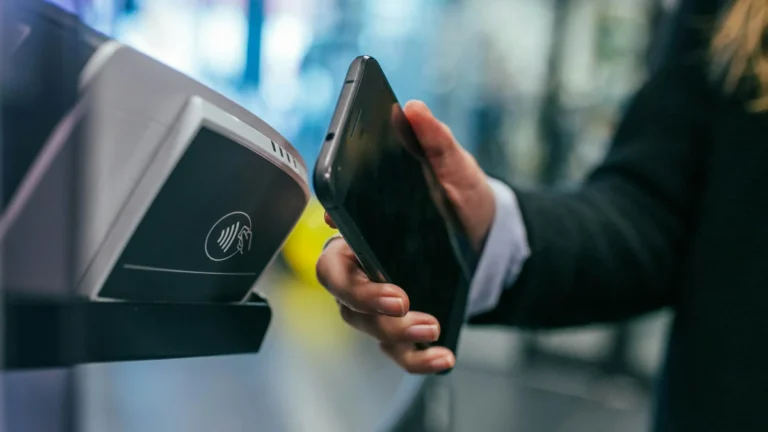 Cartões de benefícios avançam para pagamentos por aproximação no celular