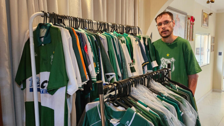 Colecionador exibe 130 camisas históricas do Uberlândia em casa