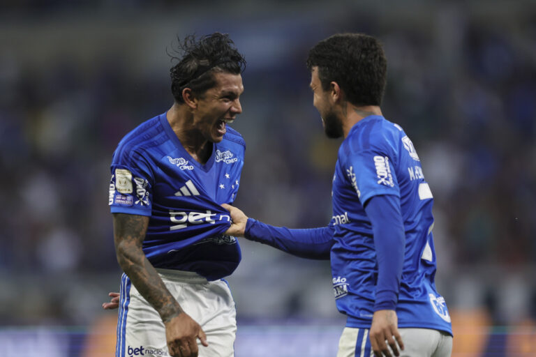 Cruzeiro reage, troca esquema e supera Athletico-PR por 3 a 1