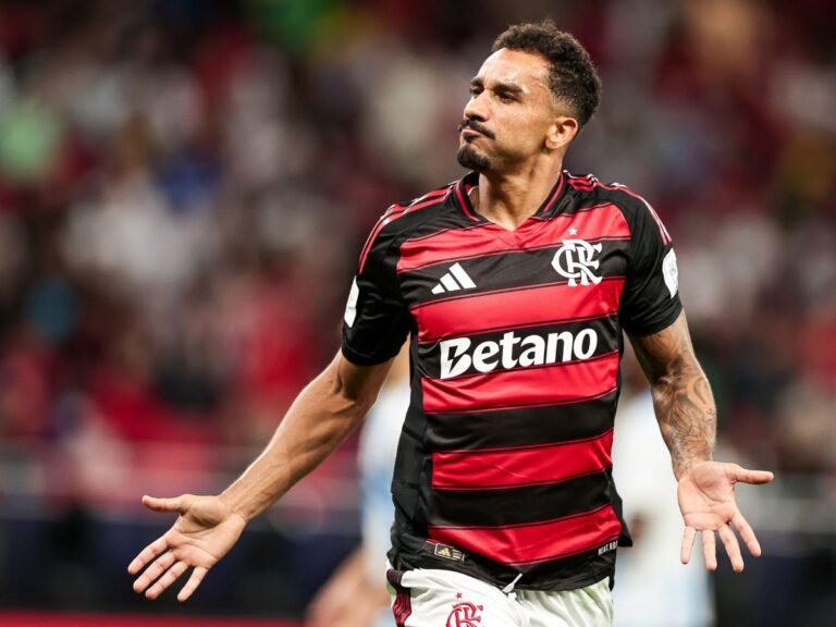 Danilo encaminha renovação com o Flamengo e adia convite de Ancelotti