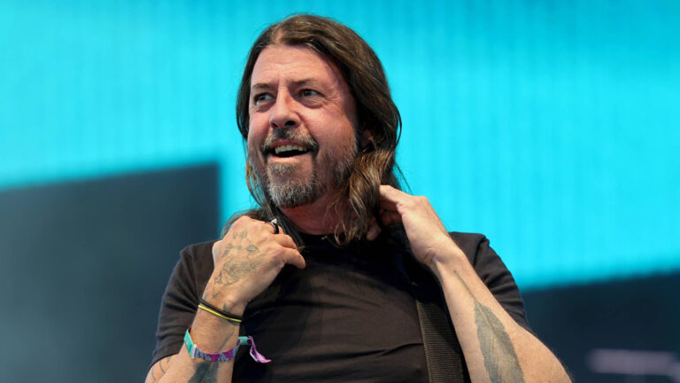 Dave Grohl confirma filha fora do casamento e admite desgaste familiar