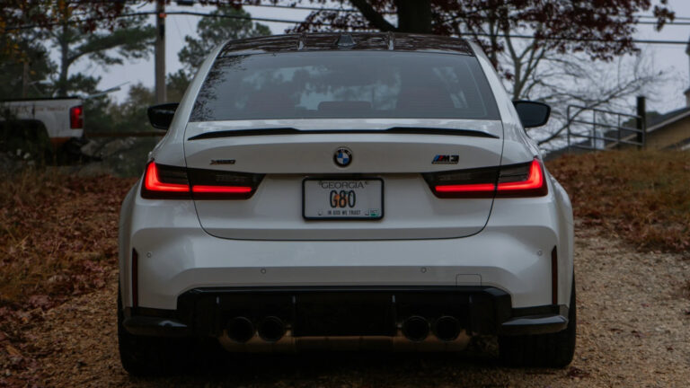 Descubra por que sedans não usam limpador no vidro traseiro