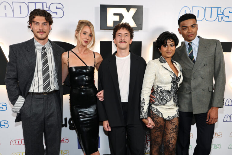 Elenco de Adultos traz looks ousados e referências vintage na nova temporada