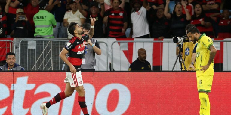 Flamengo vence Mirassol por 2 a 0 e encosta no líder Palmeiras