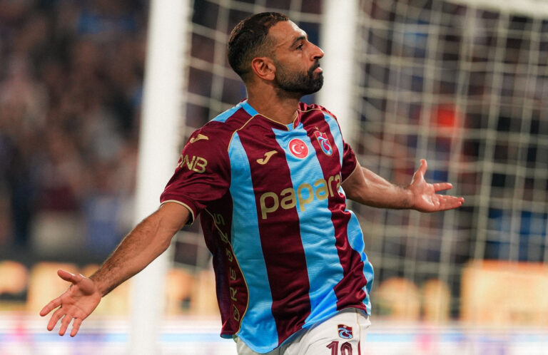 Gigantes do futebol invadem a Turquia por salários e Champions