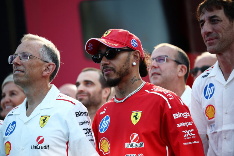 Hamilton cobra disciplina na escuderia após disputa com Leclerc