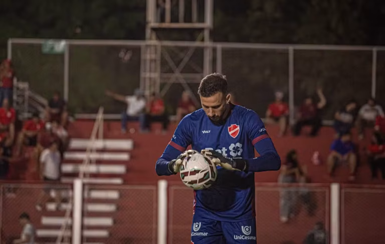 Helton Leite cobra foco para Vila Nova manter 4 jogos sem sofrer gols