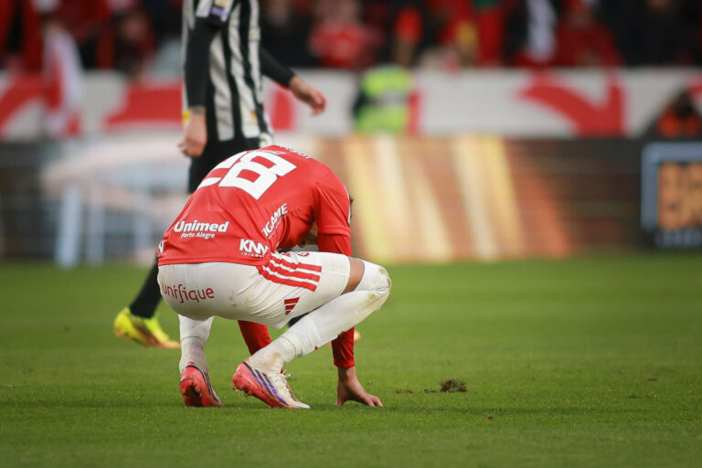 Inter perde para o Santos por 3 a 2; diretoria mantém Pezzolano