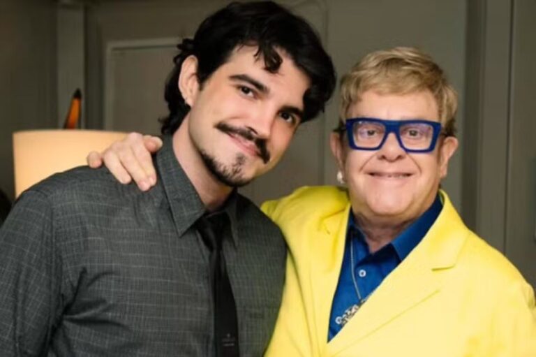 Jão encontra Elton John após cover viral e posa para foto com o ícone