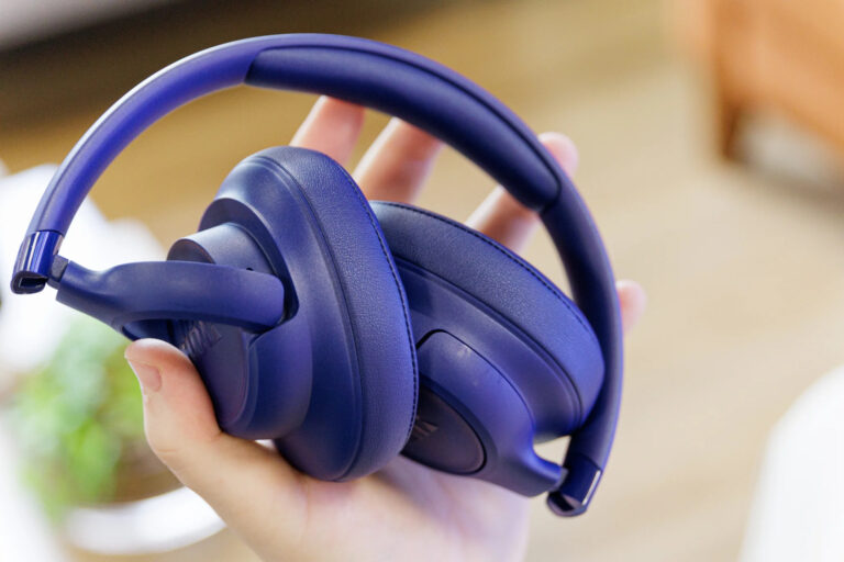 JBL Tune 730BT surpreende na bateria, mas falha no som e acabamento