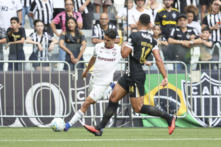 Júlio Fidelis brilha em estreia como titular e ganha espaço no Flu