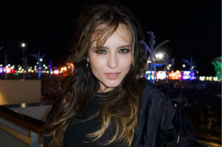 Larissa Manoela encara chuva no Rock in Rio com macacão e coturno