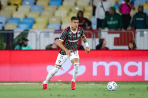 Millán brilha ao lado de Thiago Silva e pressiona vaga na zaga