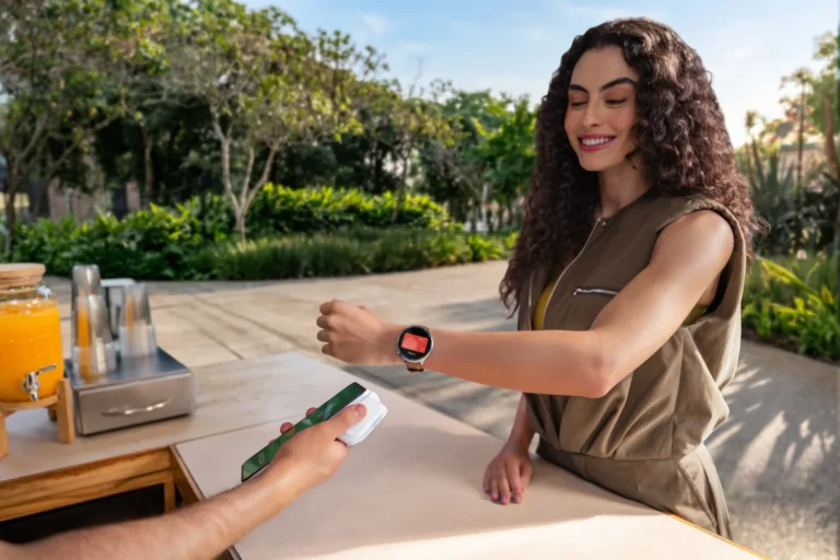 Motorola lança Moto Watch Ultra com Wear OS, LTE e tela de 2.700 nits