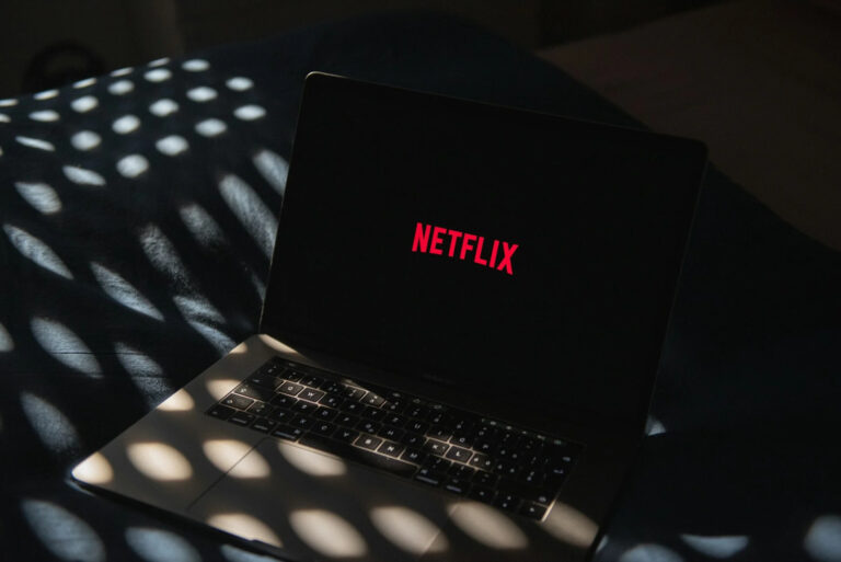 Netflix supera pico da TV paga no Brasil e fatura R$ 500 mi com anúncios