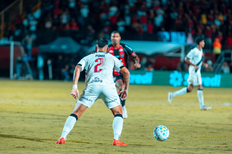 Puma Rodríguez supera recorde e vira defensor estrangeiro mais goleador do Vasco