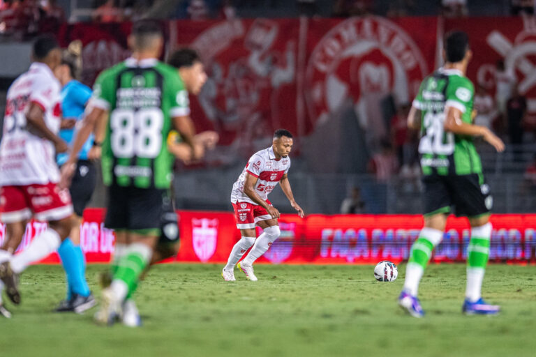 Reverson suspenso; CRB pode escalar o jovem Maycon contra Operário