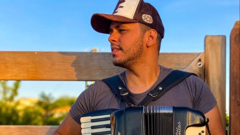 Thiaguinho se emociona ao ver o filho Bento assistir seu primeiro show