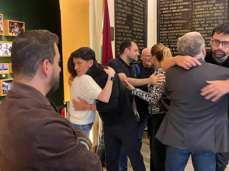 Torcida e ídolos se despedem de Paulo Angioni nas Laranjeiras