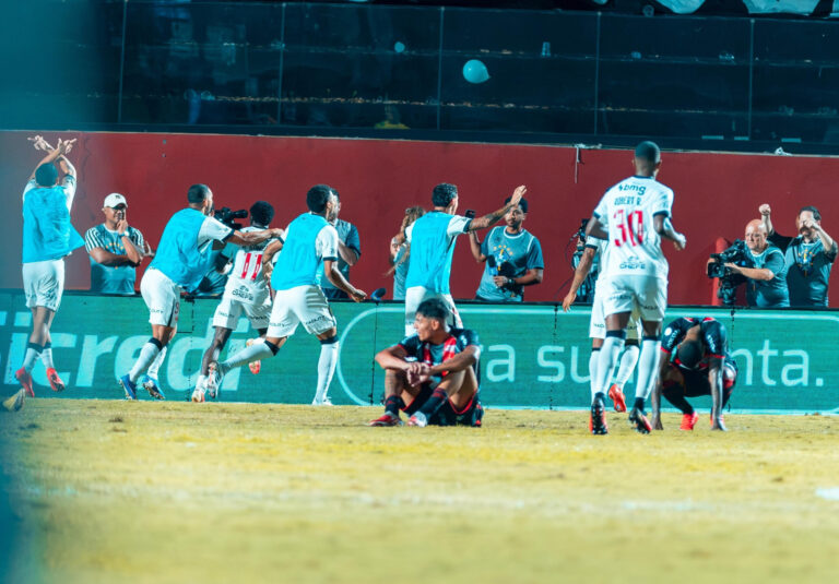 Vasco derruba o Vitória no Barradão e avança à semifinal da Copa