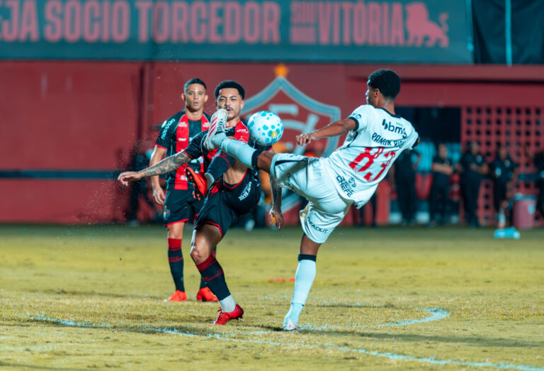 Vasco derruba Vitória no Barradão e elimina o Rubro-Negro da Copa do Brasil