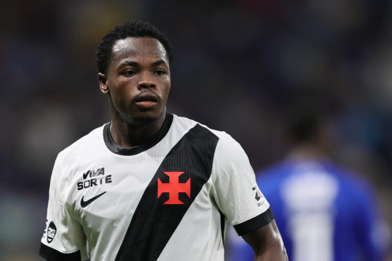 Vasco encara Santa Fe na Colômbia sem quatro titulares