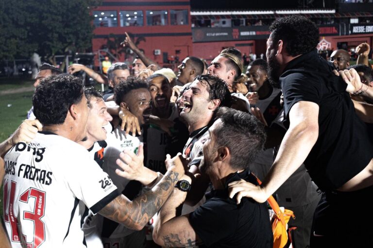 Vasco supera o Vitória com um jogador a menos e avança às semifinais