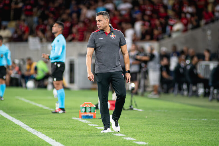 Vitória acumula quatro derrotas e vê temporada descambar