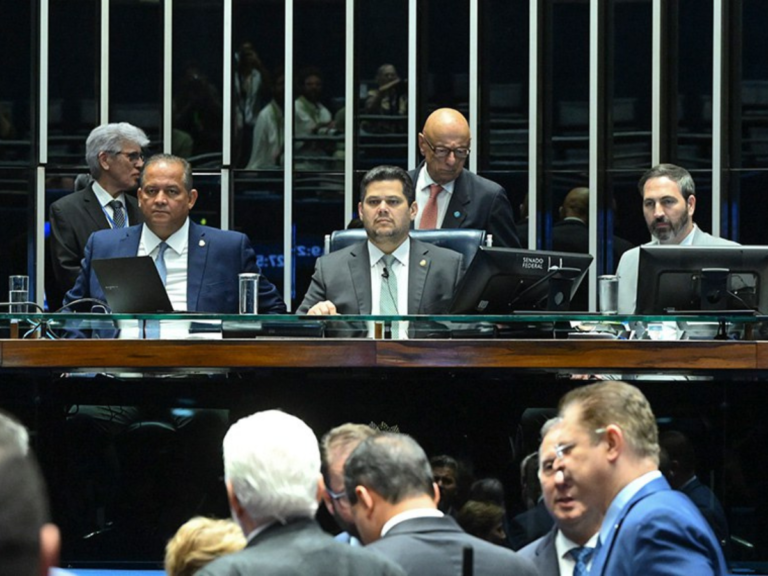 14 dos 32 senadores se reelegem e garantem mais oito anos no Senado