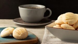 Aprenda a fazer bolacha de nata: receita fácil rende 50 unidades