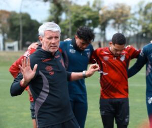 Athletico volta a sofrer e expõe fragilidade defensiva contra o Palmeiras