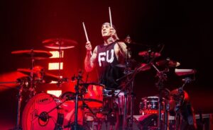 Billy Corgan: Travis Barker é o baterista que redefiniu sua geração