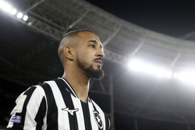 Botafogo define retornos e lista para jogo contra o Internacional