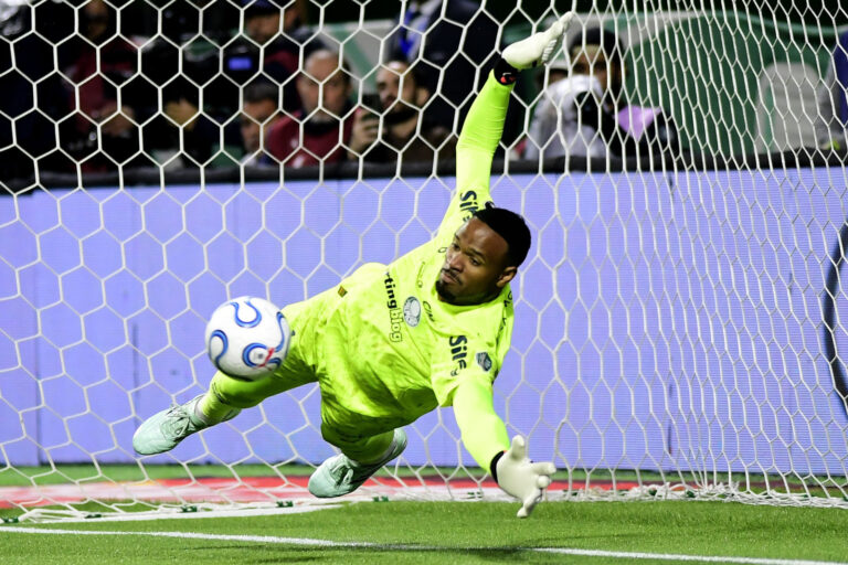Carlos Miguel brilha, iguala Marcos com três defesas e leva Palmeiras à final