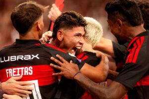 Carrascal decide, Flamengo vence Fluminense e mantém liderança
