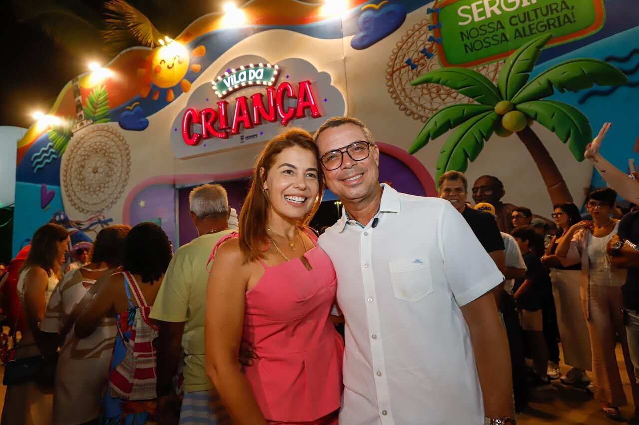 Governador Fábio Mitidieri e a primeira-dama Érica Mitidieri na entrada da Vila da Criança