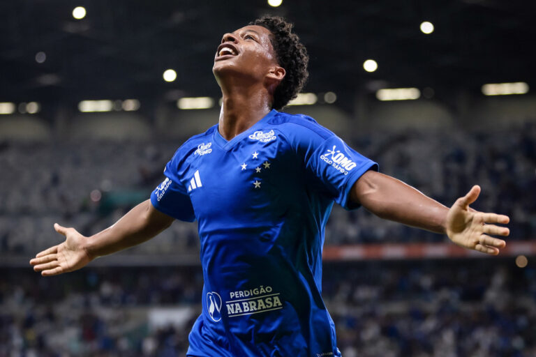 Cruzeiro domina o São Paulo e vence por 2 a 0 no Mineirão