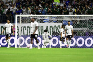 Diretoria do Corinthians agrava crise e aumenta risco de queda