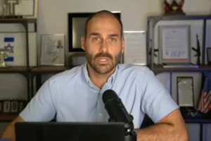 Eduardo Bolsonaro defende saída de Flávio do país em caso de derrota